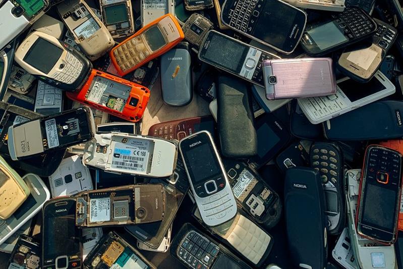 picture of lots of mobile phones